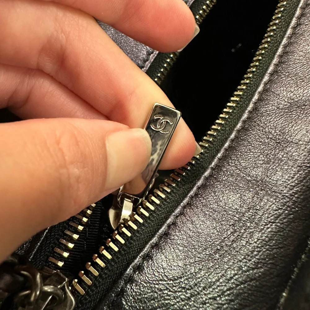 Chanel small Gabrielle hobo in black iridescent aged calfskin - Picture 11 of 17